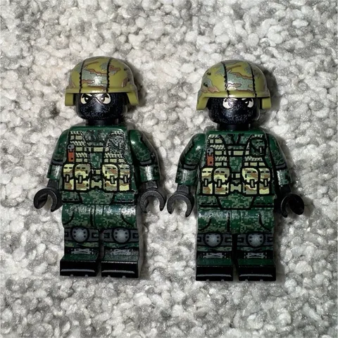 RARE Brickmania “Little Green Men” Lot of 2 