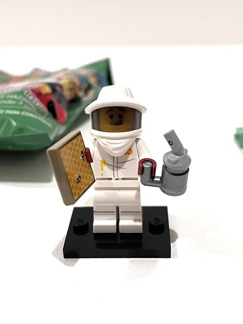 Lego Beekeeper Minifigure Collectible Series 21 CMF Complete w/ Honeycomb