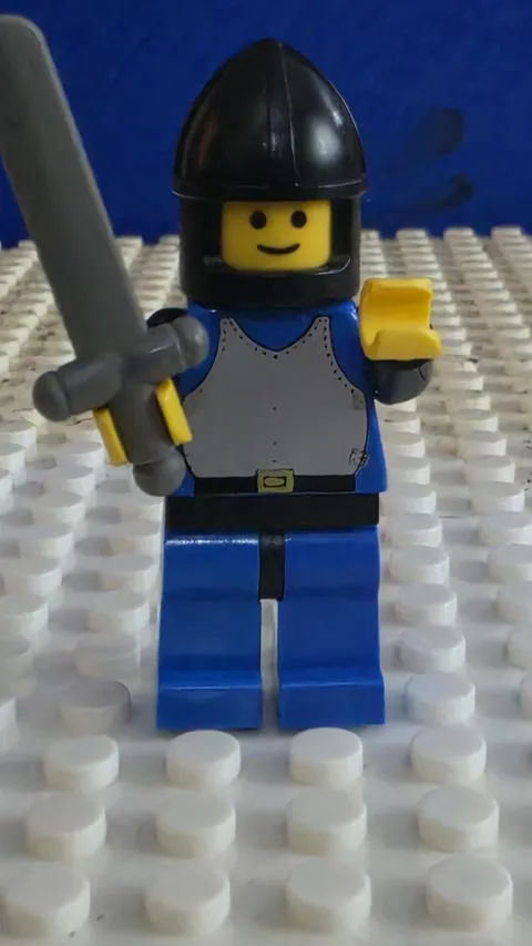 Lego Minifigure Castle Blue with Breastplate - cas187