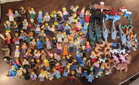 HUGE LEGO MINIFIGURE LOT OF  LEGO Minifigures And Animals (Decent Condition)