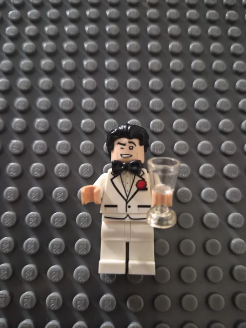 Lego DC Super Heroes Batman: Bruce Wayne White Tuxedo Minifigure - SH0308