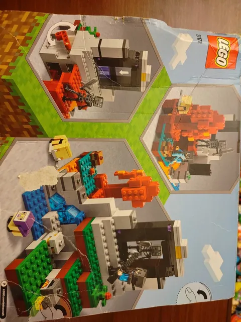 LEGO Minecraft: The Ruined Portal (21172) BOX DAMAGE NEW