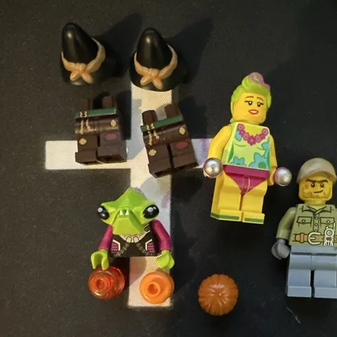 LEGO Minifigures Lot of 4 w/ Accessories Mixed Figures (3 Heads, 2 Hairpieces)