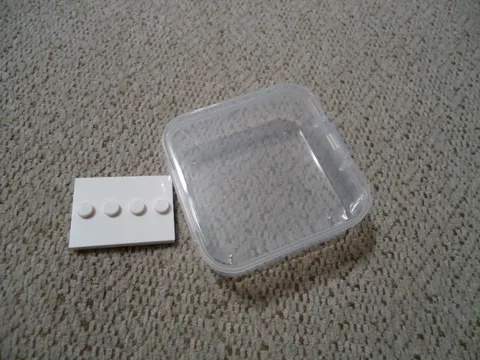 LEGO plate 3 x 4 with 4 knobs white NEW unused and figure protection mini case
