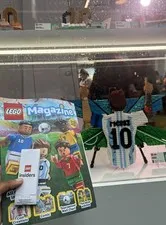 Exclusive LEGO Gold Chrome 2x4 Brick Keychain Keyring FIFA 2026 and Magazine 