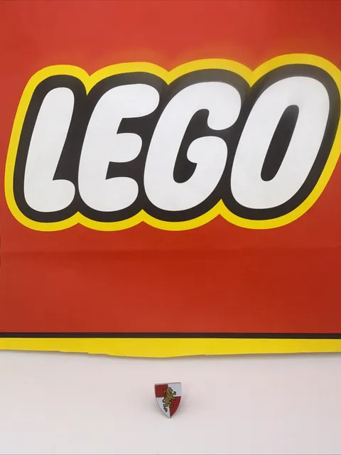 LEGO x 1 Light Bluish Gray Minifigure, Shield Triangular Short with Gold Lion
