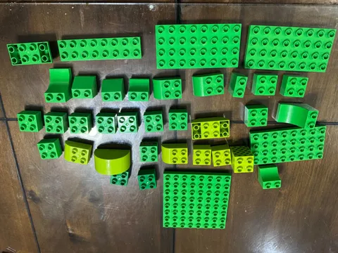 LEGO DUPLO LOT OF GREEN PIECES. *CLEAN* INCLUDES ALL PIECES SHOWN.