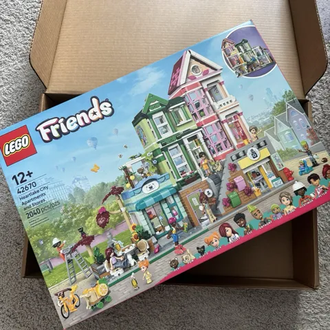 LEGO® Friends Heart Lake City Apartments and Stores / 42670 / 2040 pcs