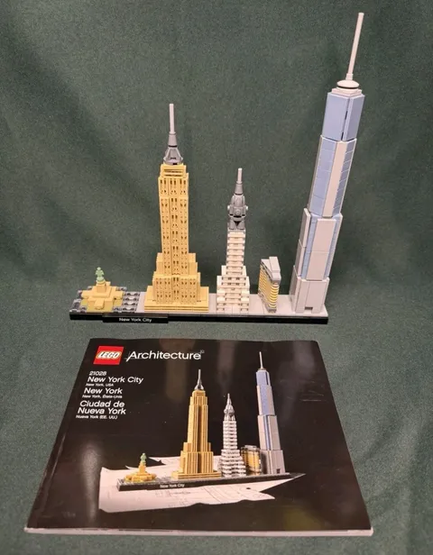 LEGO ARCHITECTURE: New York City (21028) 100% complete (no box)