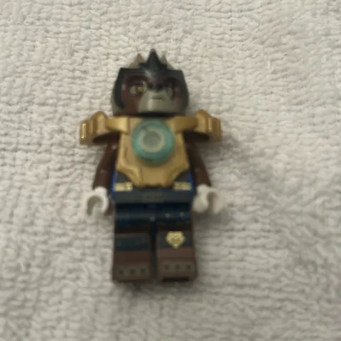 LEGO Minifigure Lavertus Pearl Gold Heavy Armor loc055 Legends of Chima