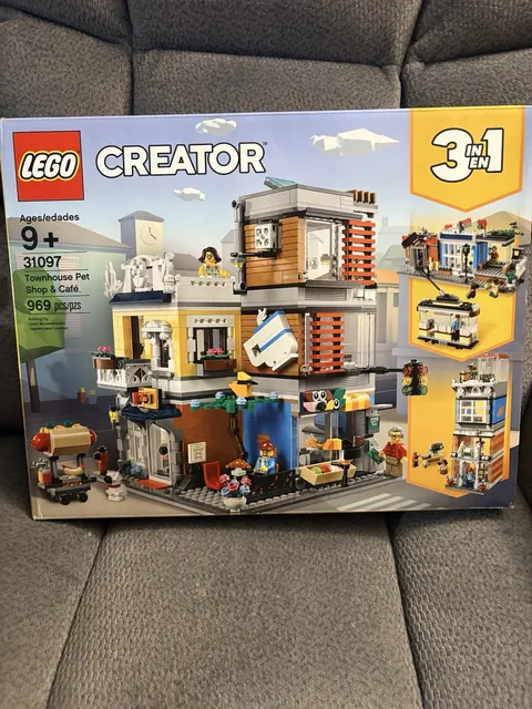 LEGO CREATOR: Townhouse Pet Shop & Café (31097)