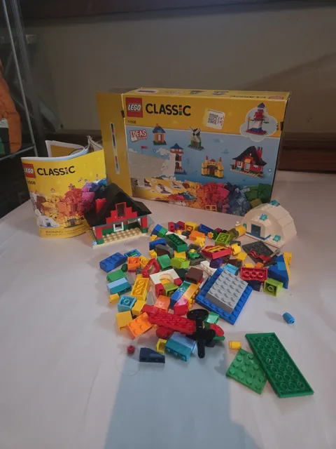 LEGO CLASSIC: Bricks and Houses (11008)