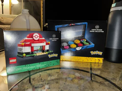 LEGO Pokemon Kanto Region Badge Collection 40892 + Mini Pokemon Center 40911