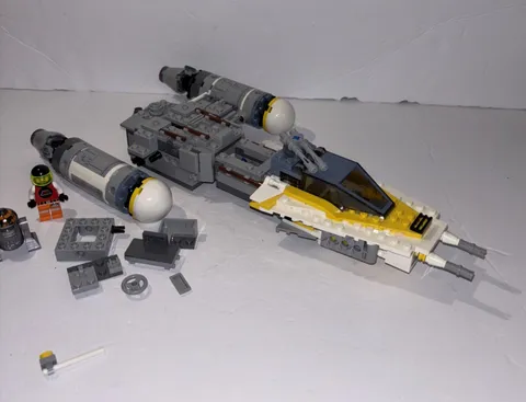 LEGO Star Wars Y-Wing Starfighter With 2 Figures Incomplete