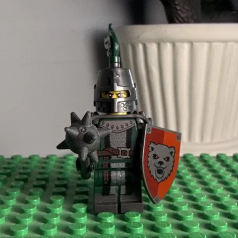 LEGO Minifigures Series 7 Knight Minifigure w/ Helmet Shield & Mace