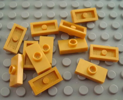 LEGO Lot of 12 Pearl Gold 1x2 Plates with 1 Stud