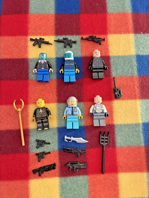 LEGO Minifigure Lot of 6 w/  Accessories, weapons