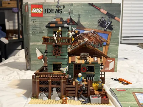 LEGO Ideas: Old Fishing Store (21310) 99% Complete No box included!!