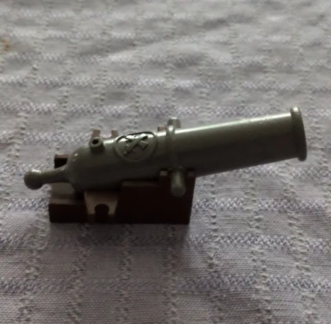 LEGO Pirates Gray Nonfiring  Cannon  Plastic w/ Brown Base Pirate Ship