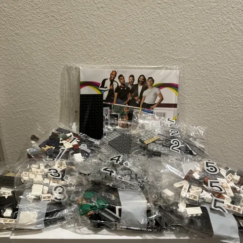 LEGO Icons: Queer Eye-The Fab 5 Loft 10291 Missing box has everything else