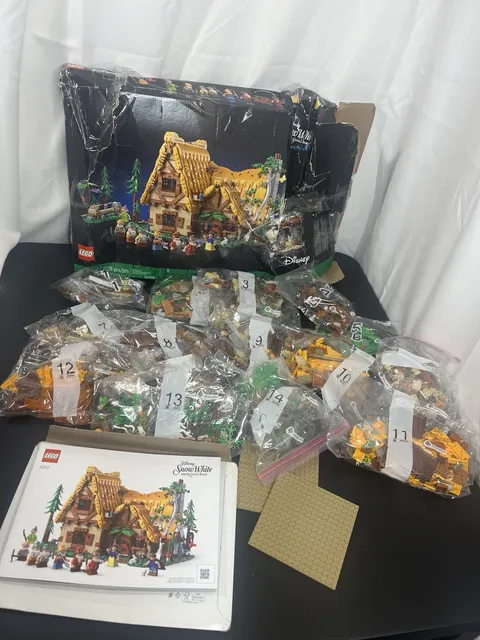 LEGO Disney Princess: Snow White and the Seven Dwarfs' Cottage (43242) - READ DE