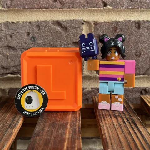 Roblox Celebrity Series 8 Apple Picking Simulator: Kitty the Pet Seller W/CODE