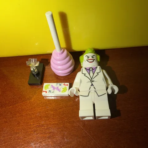 Lego DC Minifigures - 71026 The Joker White Suit, Green Hair & Pink Cotton Candy