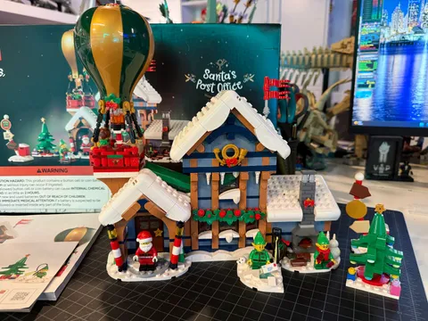LEGO Icons: Santa's Post Office (10339) 100% Complete + Box + Instructions.