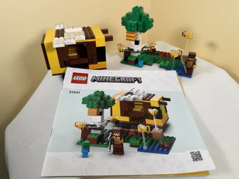 LEGO Minecraft The Bee Cottage 21241 Set 254pcs Brick Separator Steve