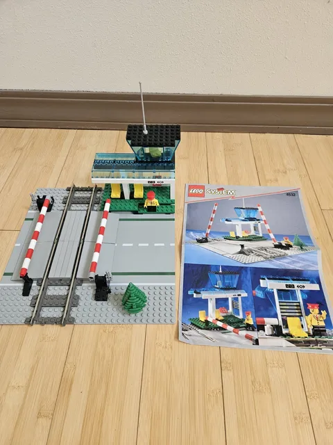 Lego 4532 Manual Level Crossing 9V Train Gray Road Plate Minifigure Incomplete