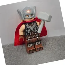 LEGO Marvel Mighty Thor Jane Foster Minifigure with Mjolnir and Cape sh820. J