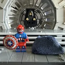 B3 Captain America 250 Minifigure & Fur Cape