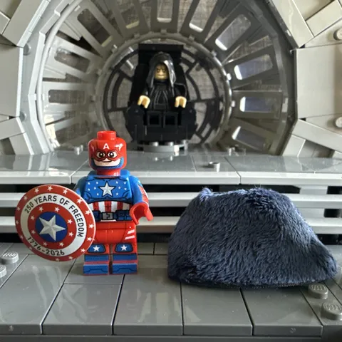 B3 Captain America 250 Minifigure & Fur Cape