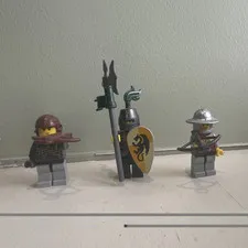 LEGO Kingdoms Castle Knights (THREE FIGURES INCLUDED)