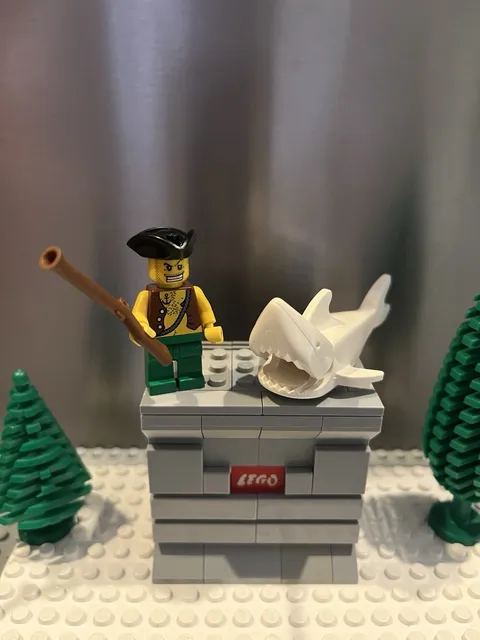 LEGO Minifig  Minifigure pi097 Pirate Vest Anchor Tattoo with White Shark !!