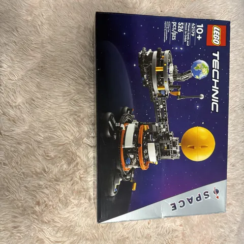 LEGO TECHNIC: 42179 Planet Earth and Moon in Orbit Sealed.