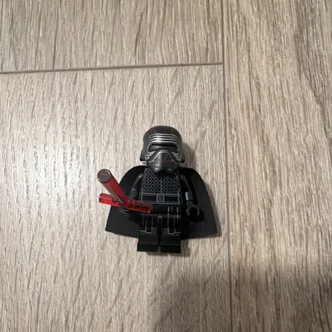 LEGO Star Wars Kylo Ren Minifigure red cracked Helmet & Red Lightsaber