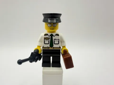 LEGO CITY Part cty0403 - Pilot w/ walkie talkie & luggage, hat - READ