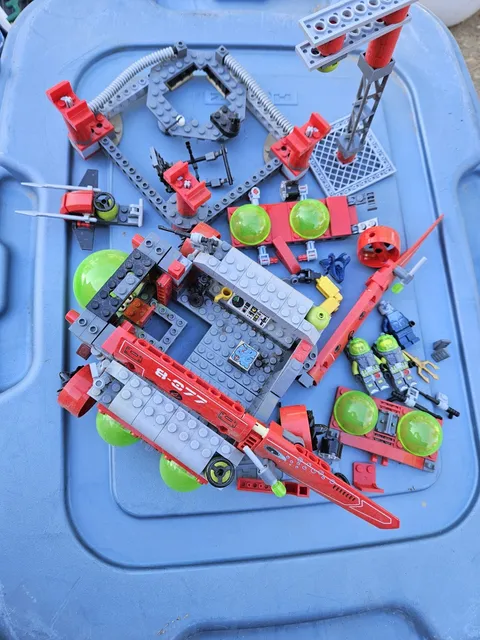 Retired LEGO Atlantis 8077 Exploration Headquarters Diver Minifigs Minifigurines
