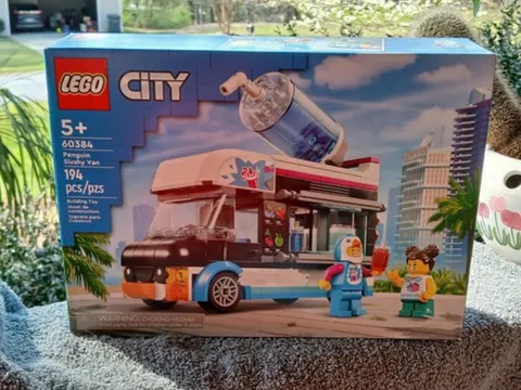 LEGO CITY 60384 Penguin Slushy Van / New