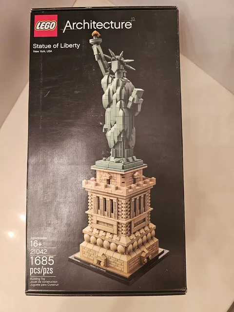 LEGO 21042 Architecture Statue of Liberty 1685 Pieces NEW Sealed Retiring July26