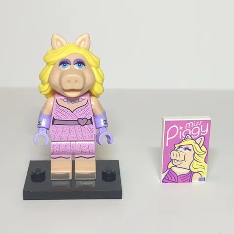 LEGO The Muppets CMF Series Miss Piggy Minifigure w/ Tile & Display Stand