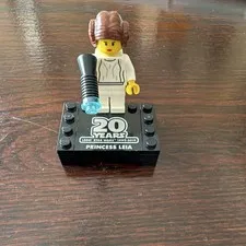 LEGO Star Wars Princess Leia Minifigure w/ Blaster & 20 Years Display Stand