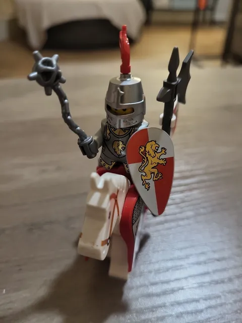 LEGO Castle Kingdoms Lion Knight Armor Minifigure 7947 With Horse Barding