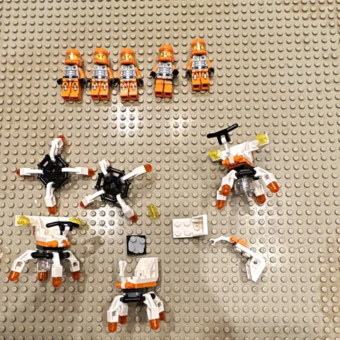 Lego Galaxy squad set 30230. 5 minifigs, 2 complete builds and some other parts