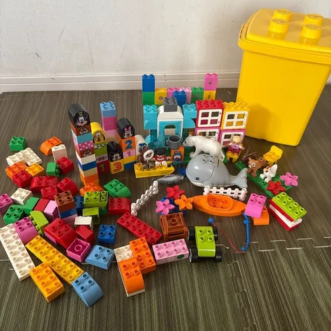 LEGO DUPLO Around the World Set with Polar Bear Whale Chicken 160 Pieces Yellow