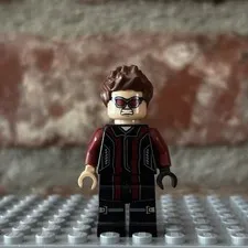 LEGO Minifigure - Hawkeye - Black & Dark Red Suit, Reddish Brown Hair - sh0172