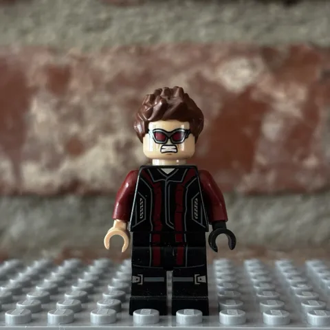 LEGO Minifigure - Hawkeye - Black & Dark Red Suit, Reddish Brown Hair - sh0172