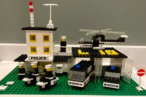 LEGO LEGOLAND set 585 Police Headquarters 1976 vintage with vehicles and figures