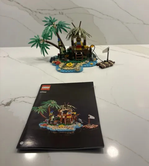LEGO Ideas Ray the Castaway 40566 Complete 
